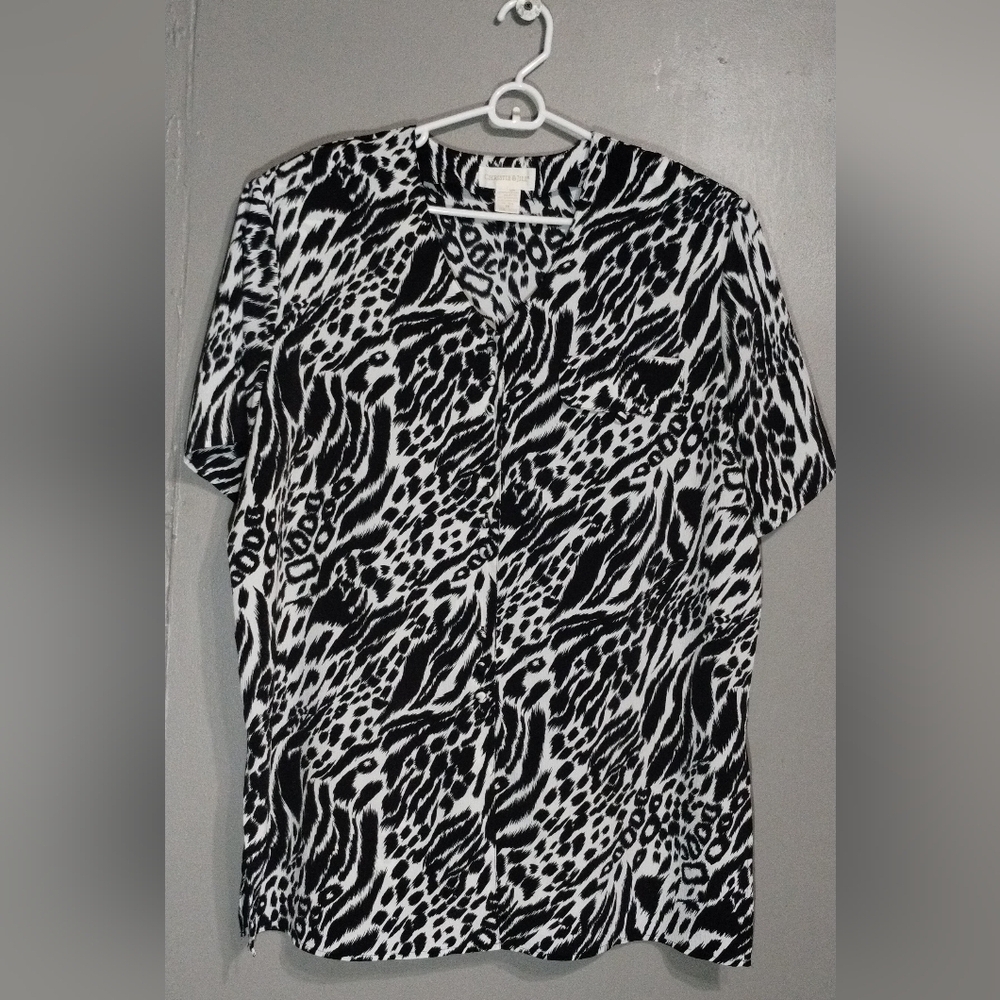 Christie & Jill Black and White Animal Print Women's Top (lX)